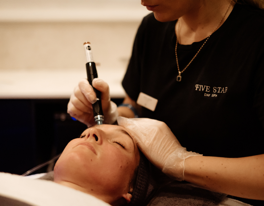 
            
                Load image into Gallery viewer, Signature Hydrafacial
            
        